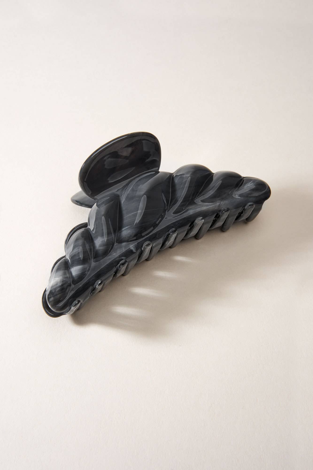 Croissant Claw in Noir