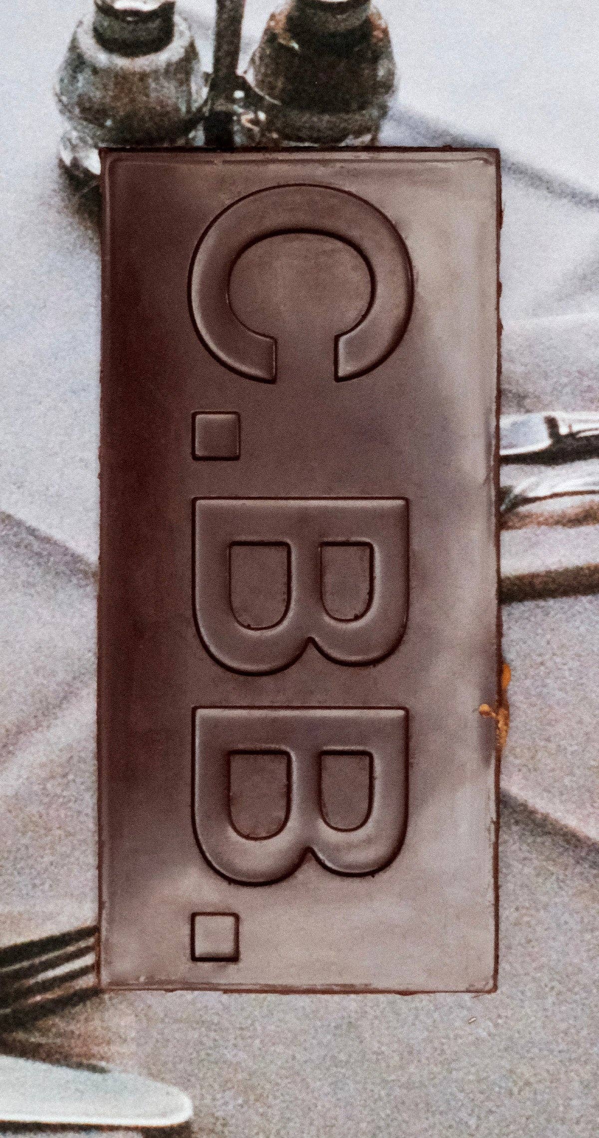 Casa Bosques Chocolate: CRUNCHY PEANUTS & VANILLA CREME 74%